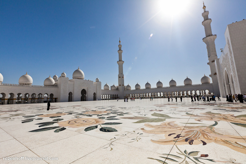 Более того, прекрасные минареты, возвышающиеся на 107 метров, поставлены в четырех углах мечети. Абу-Даби, ОАЭ