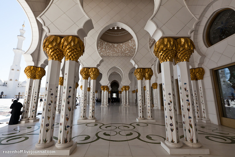 Мечеть снаружи насчитывает 1096 колон и 96 колон в основном молельном зале, украшеном более 20 тысячами мраморных панелей ручной работы, инкрустированных полудрагоценными камнями, включая лазуриты, красные агаты, аметисты и жемчуг. Абу-Даби, ОАЭ