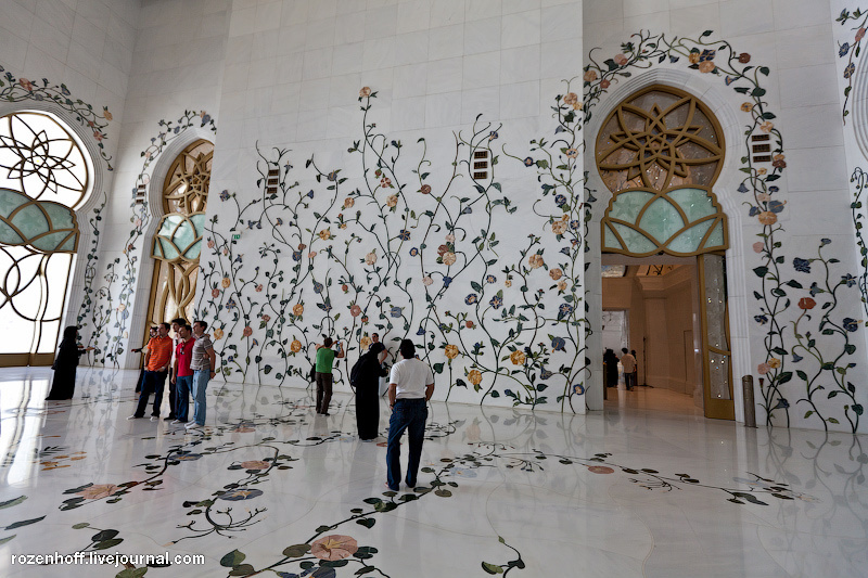Внутренние стены достигают 25- метровой высоты. Опять-таки внутри мечети компания Budri изготовила 3600 м2 инкрустированной разноцветным мрамором облицовки с заделкой штукатуркой 