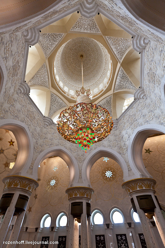Главный купол мечети Grand Mosque весит 1000 тонн и является крупнейшим в мире! Абу-Даби, ОАЭ