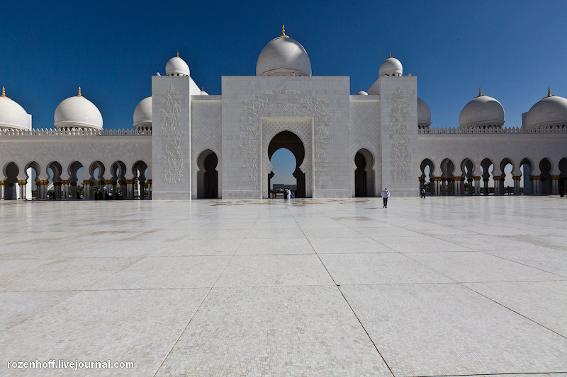Началось строительство мечети в 1996 году, для чего использовали белый мрамор и многочисленные украшения из драгоценных и полудрагоценных камней. Официально она была открыта в 2007 году в Исламский месяц Рамадан. Абу-Даби, ОАЭ