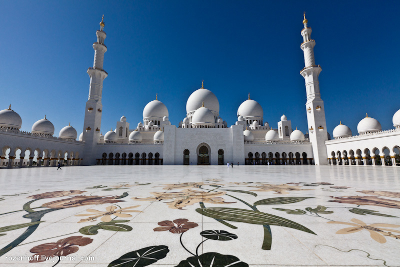 Мечеть Шейха Заида Бин Султана Аль Нахьяна насчитывает 80 куполов, все из которых украшены белым мрамором. Абу-Даби, ОАЭ