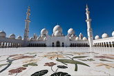 Мечеть Шейха Заида Бин Султана Аль Нахьяна насчитывает 80 куполов, все из которых украшены белым мрамором.