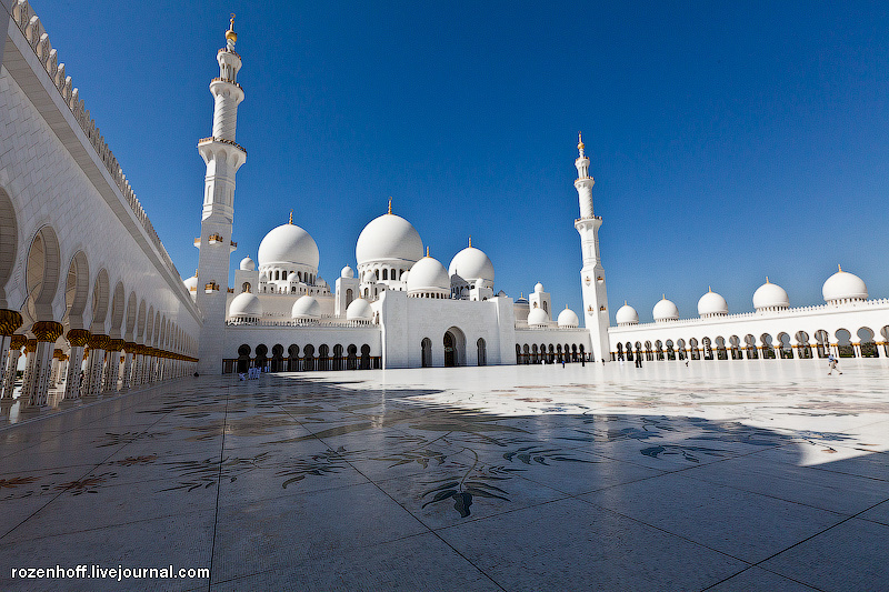 Основной купол имеет 32,7 метров в диаметре и 70 метров высотой во внутренней части и 85 снаружи – крупнейший в своем роде согласно Турецкому исследовательскому центру исламской истории и культуры. Абу-Даби, ОАЭ