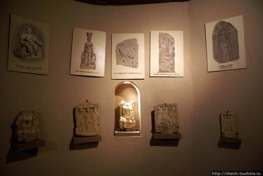 Экспонаты на стене музея Сельчук, Турция