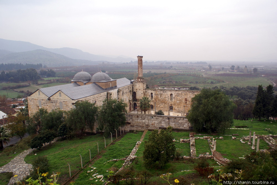 Вид из базилики на мечеть Эфес античный город, Турция
