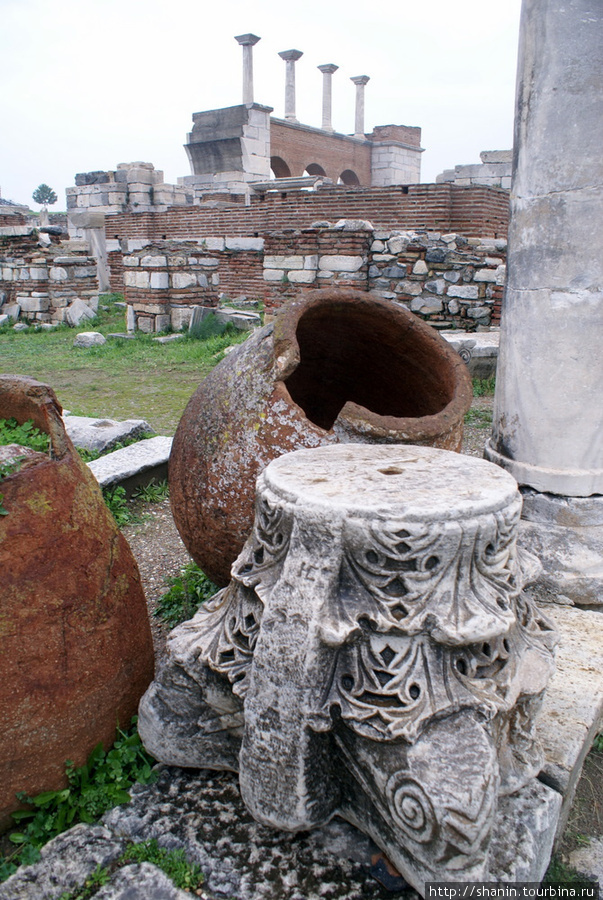 Горшки в базилике Святого Иоанна в Сельчуке Эфес античный город, Турция