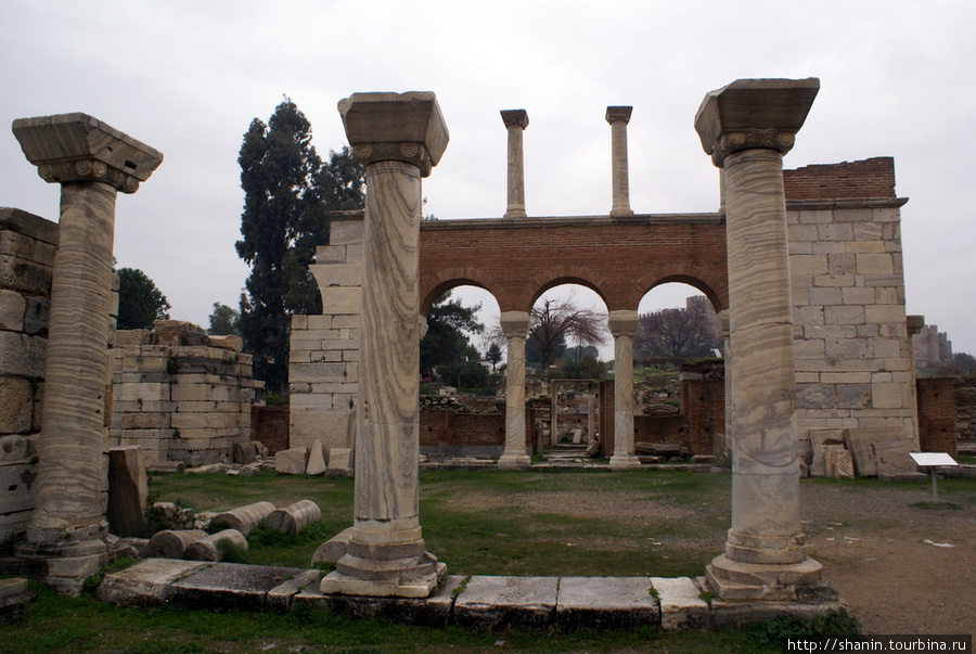 Колонны базилики Святого Иоанна Эфес античный город, Турция