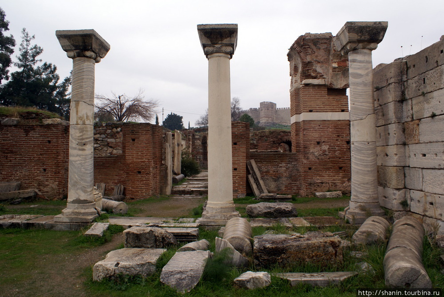 Колонны базилики Святого Иоанна Эфес античный город, Турция