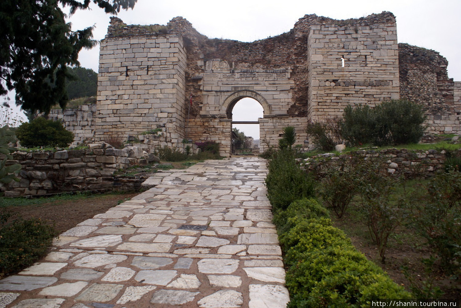Дорожка к входу на территорию базилики Святого Иоанна в Сельчуке Эфес античный город, Турция