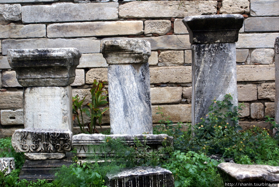 Обломки колонн Эфес античный город, Турция