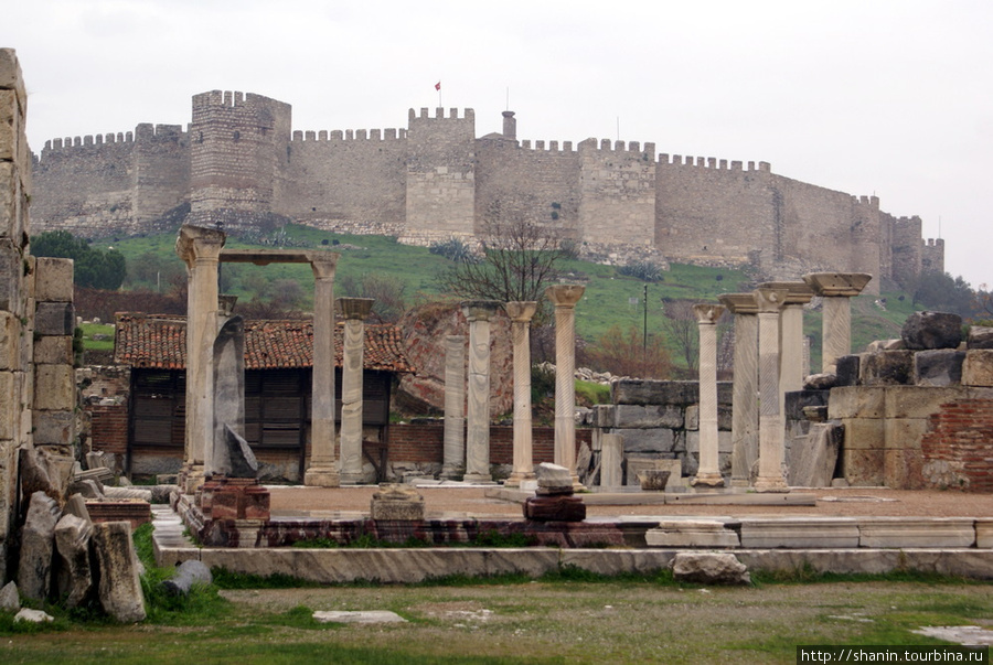 Базилика Святого Иоанна и турецкая крепость в Сельчуке Эфес античный город, Турция