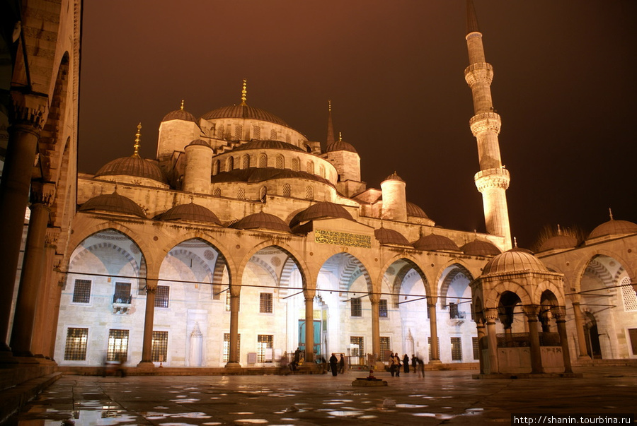 Во дворе Голубой мечети Стамбул, Турция