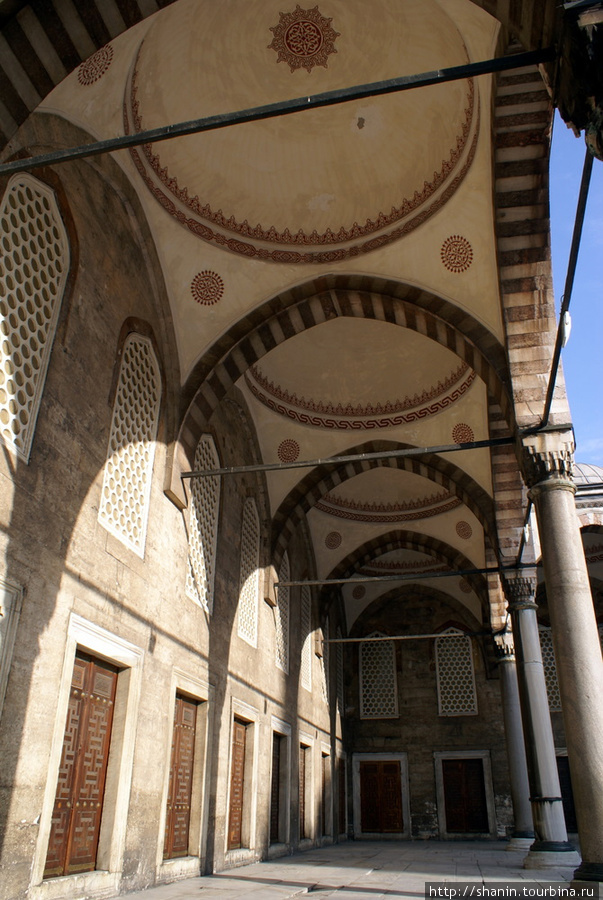 Портик во дворе Голубой мечети Стамбул, Турция