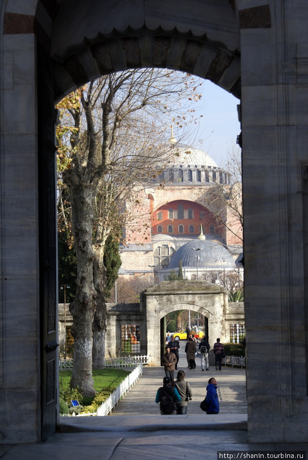 Вид из Голубой мечети на Святую Софию Стамбул, Турция