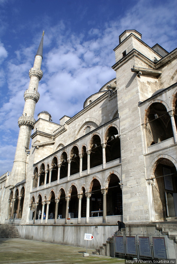 Боковой вход в Голубую мечеть — для иностранцев Стамбул, Турция