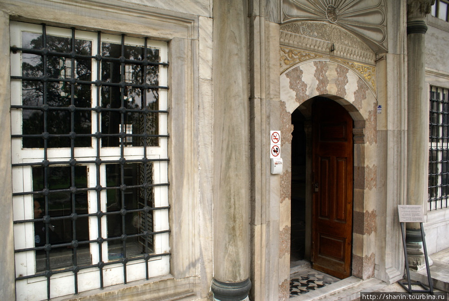 Вход в один из залов дворца Топкапы Стамбул, Турция
