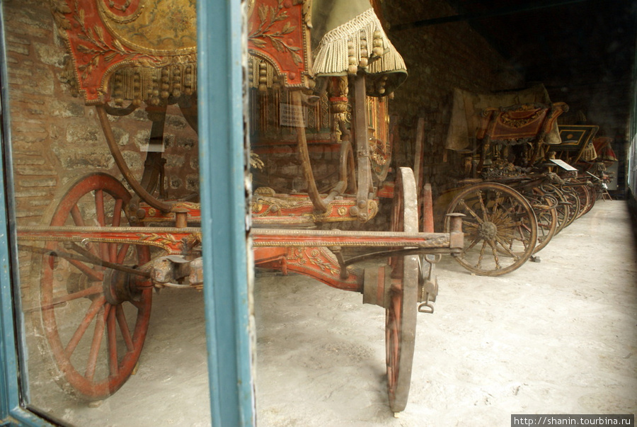 Коллекция карет во Втором дворе ТОпкапы Стамбул, Турция