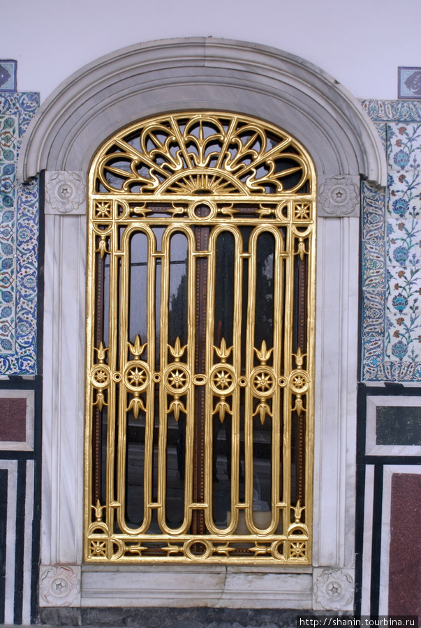 Золотая решетка на окне — во дворце Топкапы Стамбул, Турция