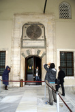 Туристы у входа в Сокровищницу в Третьем дворе Топкапы