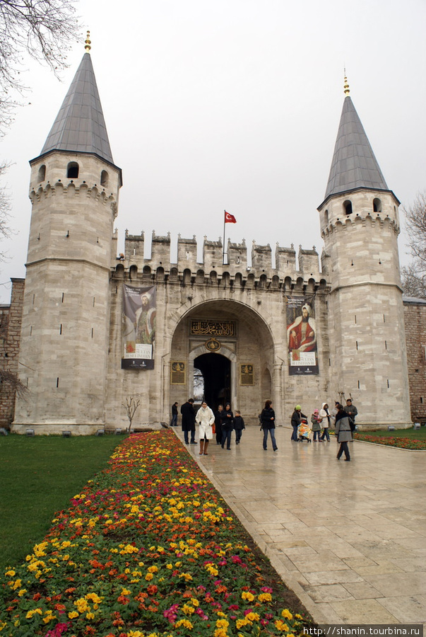 Дворец Топкапы. Баб-ус-селям (Врата приветствия, или Средние врата). XV-XVI в. Стамбул, Турция