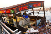 Плавающий рыбный ресторан у Галатского моста в Стамбуле