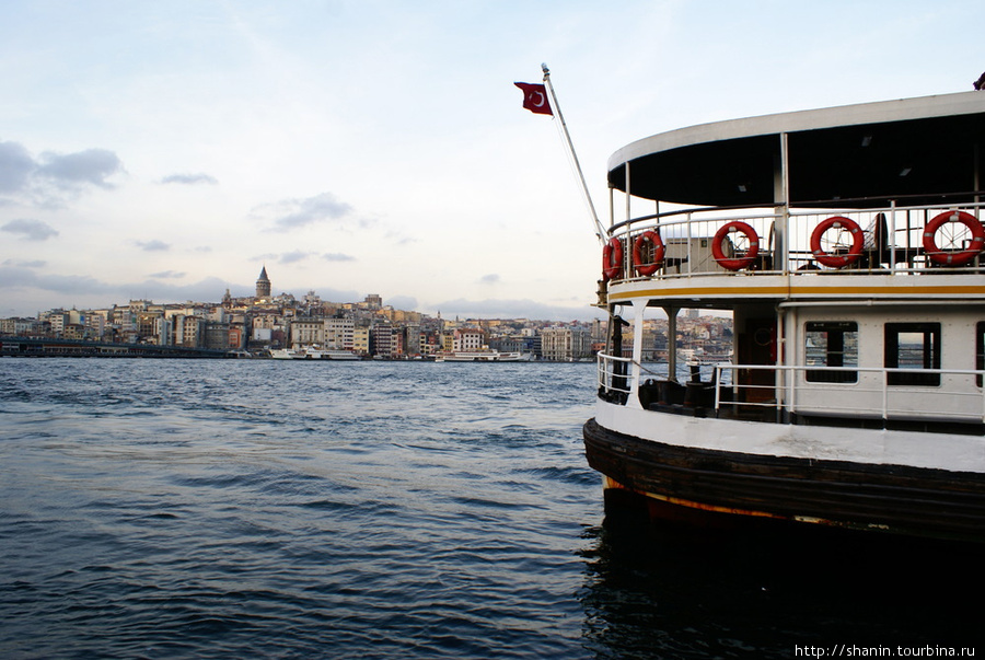 Прогулочное судно в заливе Золотой РОг Стамбул, Турция