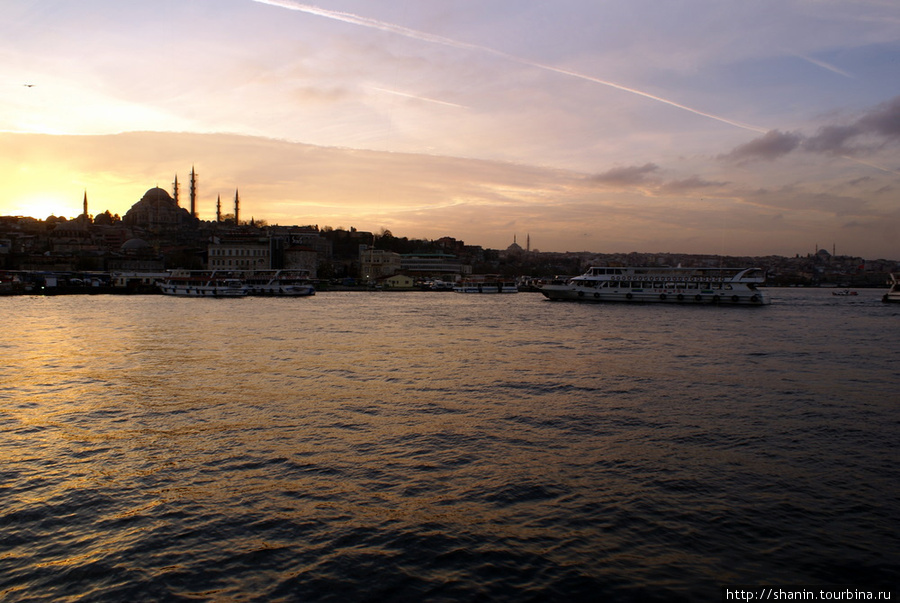 Закат в заливе Золотой Рог Стамбул, Турция