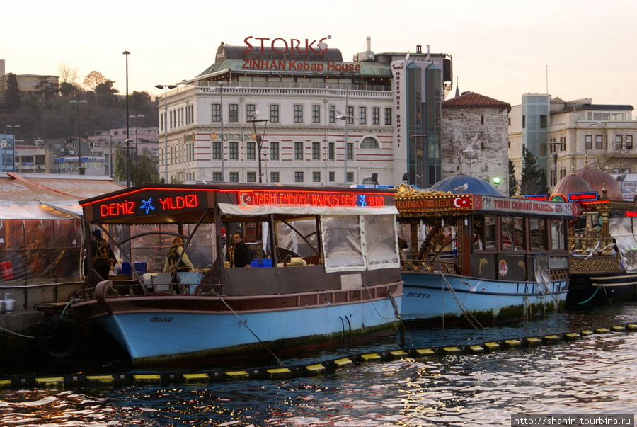Пришвартованный у причала рыбный ресторан Стамбул, Турция