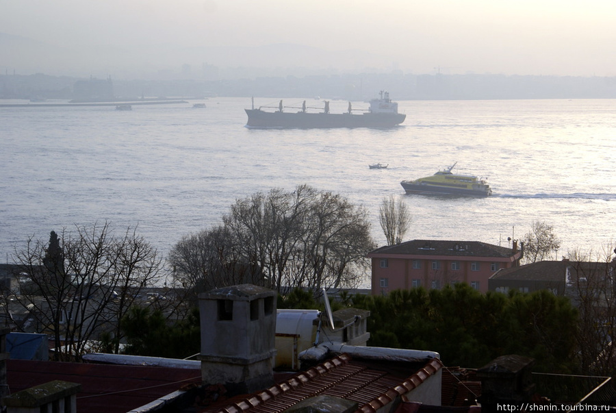 В проливе Босфор у входа в залив Золотой Рог Стамбул, Турция