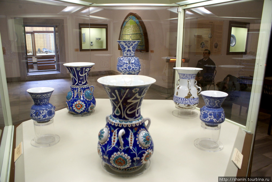 Фарфоровые вазы как экспонаты Изразцового павильона Стамбул, Турция