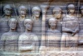 Рельеф на мраморе у основания Египетского обелиска