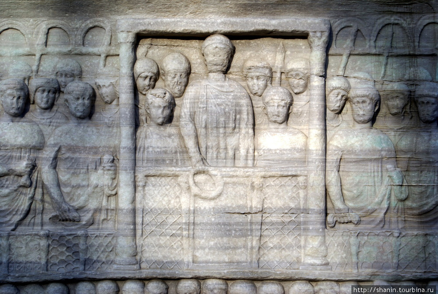 Сценка из жизни Византии при императоре Константине на основании Египетского обелиска Стамбул, Турция