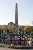 Змеиная колонна и колонна Константина на Ипподроме в Стамбуле