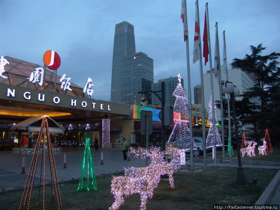 Перед отелем Jianguo в Санлютине Китай