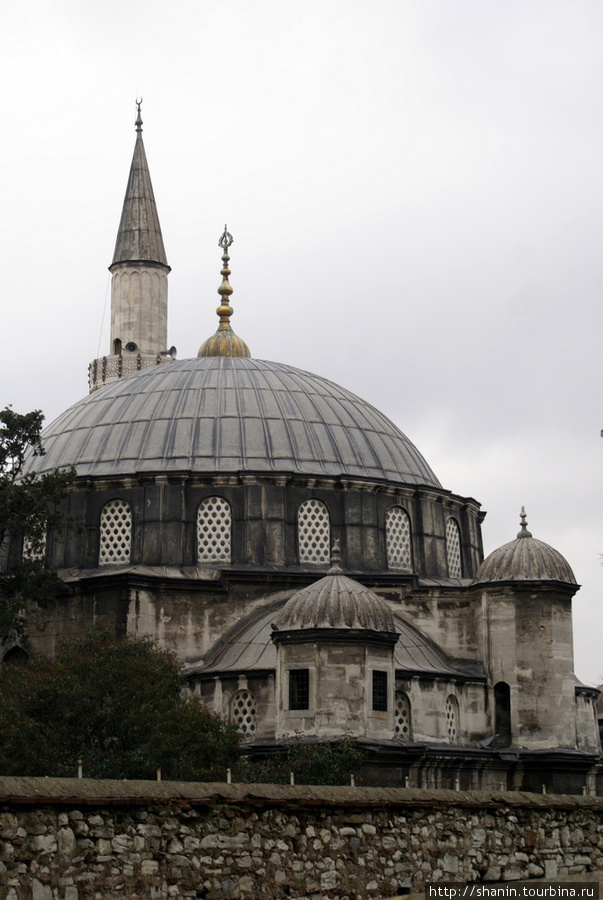 Купол и минарет мечети Соколлу Мехмед-паши Стамбул, Турция