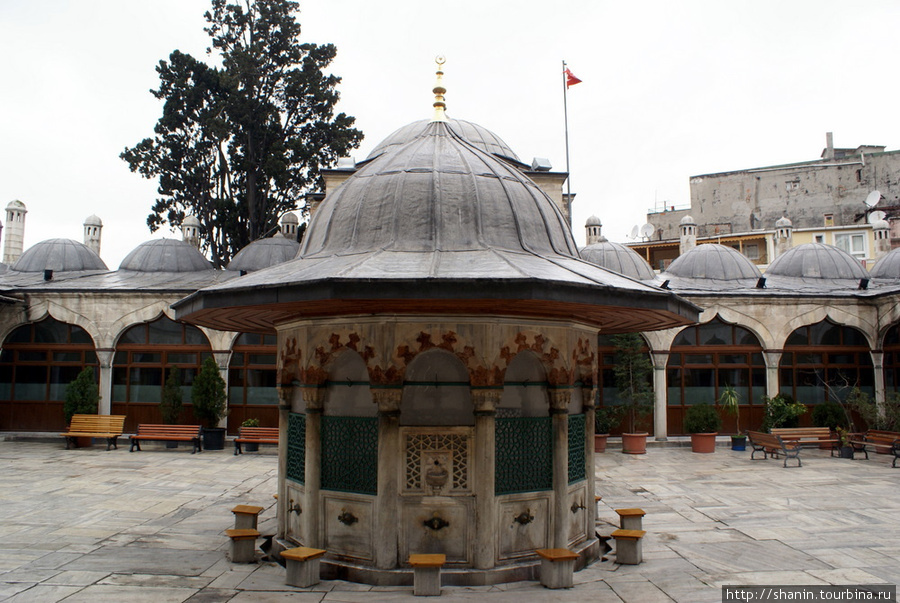 Фонтан для омовений на территории мечети Соколлу Мехмед-паши Стамбул, Турция