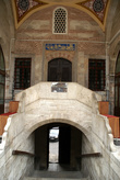 Вход в мечеть Соколлу Мехмед-паши