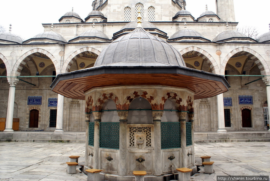 Внутренний двор мечети Соколлу Мехмед-паши Стамбул, Турция