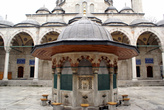 Внутренний двор мечети Соколлу Мехмед-паши