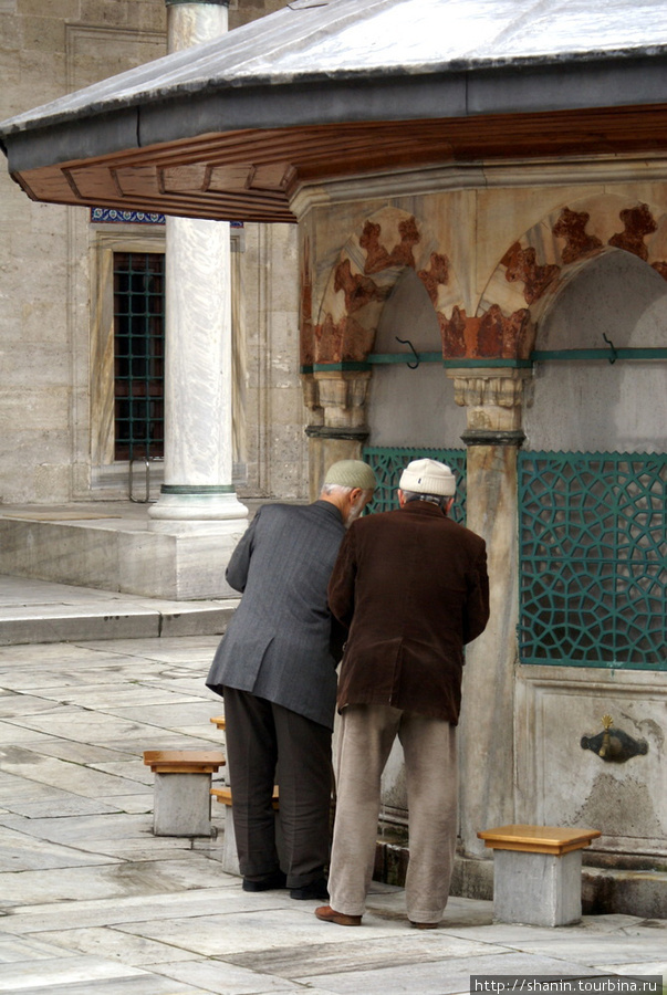 Двое у фонтана для омовений Стамбул, Турция