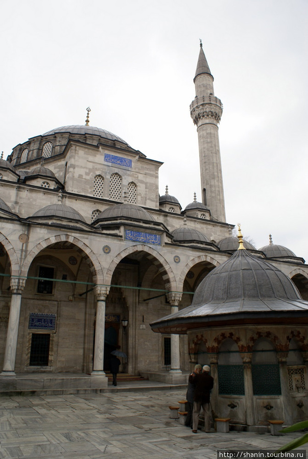 Во дворе мечети Соколлу Мехмед-паши Стамбул, Турция