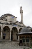 Во дворе мечети Соколлу Мехмед-паши