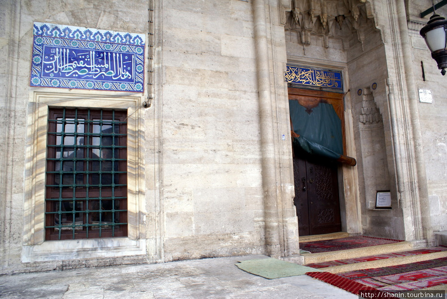Окно и дверь мечети Соколлу Мехмед-паши Стамбул, Турция
