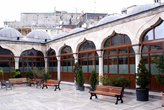 Во внутреннем дворе мечети Соколлу Мехмед-паши