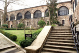 Во дворе Музея турецкого и исламского искусства