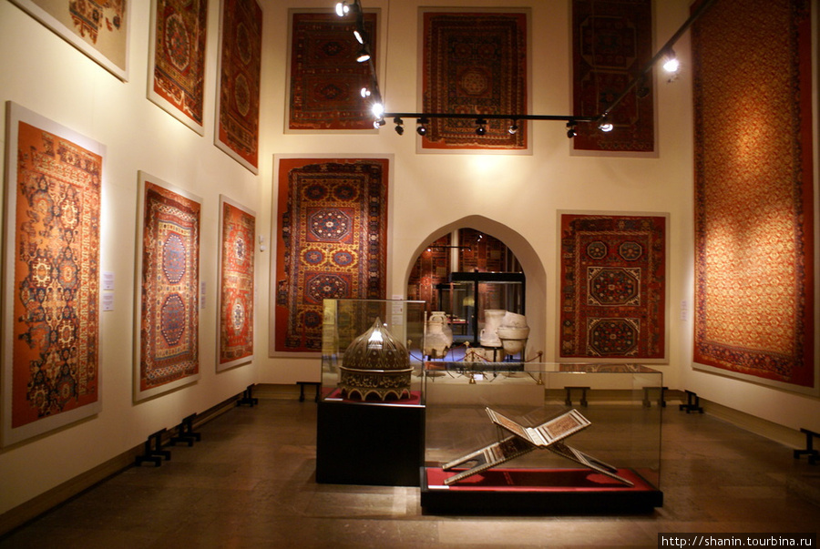 Зал с коврами в Музее турецкого и исламского искусства Стамбул, Турция