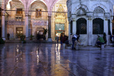 У фонтана для омовений во внутреннем дворе мечети Йени Джами