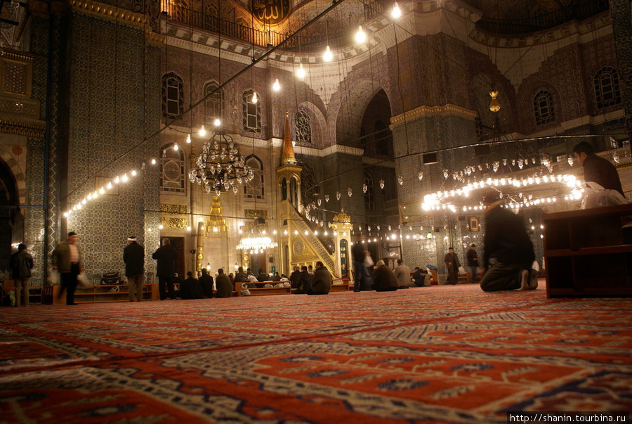Вечером в мечети Йени Джами Стамбул, Турция