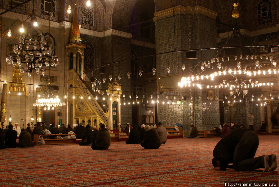 Намаз в мечети Йени Джами Стамбул, Турция